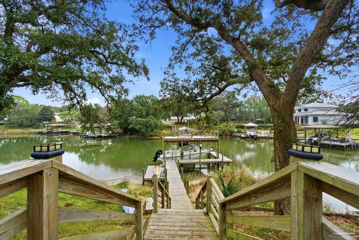 Property Photo: 2 Highpoint Dr FL 32561