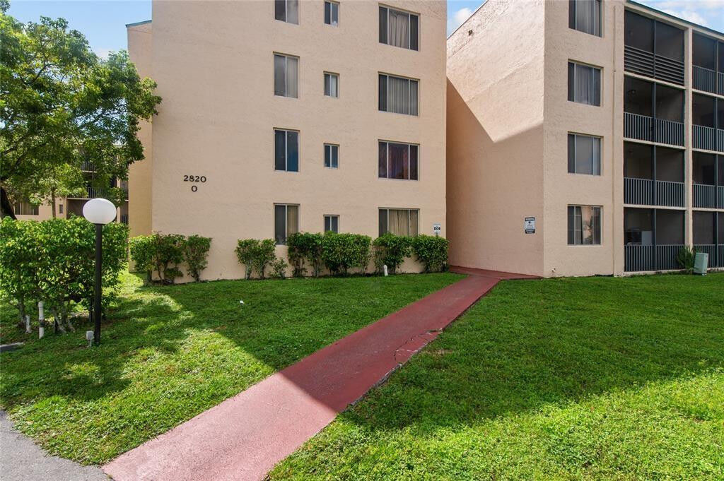 Property Photo:  2820 Somerset Drive 4140  FL 33311 