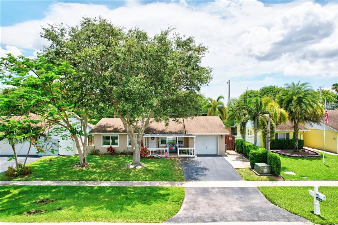 Property Photo:  8945 Saddlecreek Drive  FL 33496 