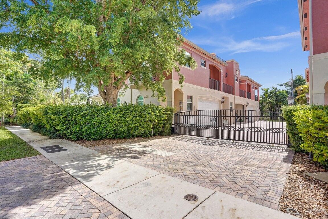 Property Photo: 1214 N Victoria Park Road 1214 FL 33304