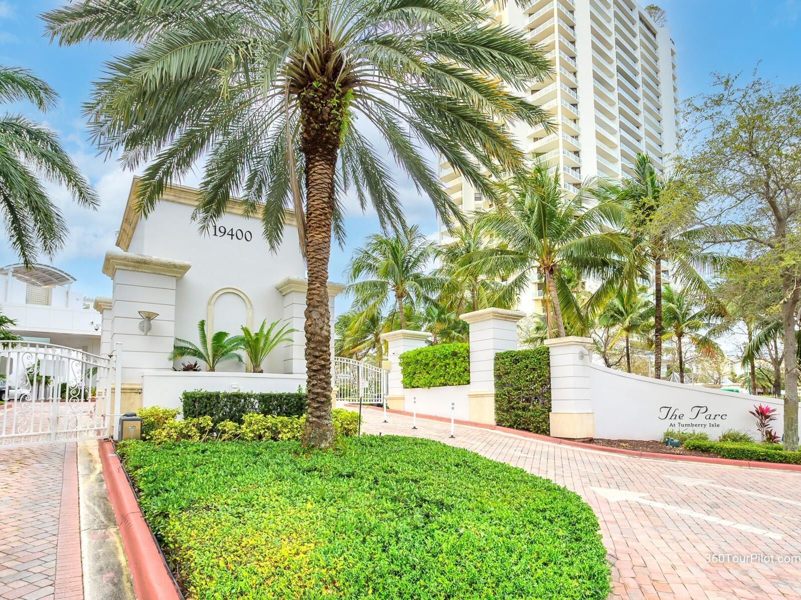 Property Photo:  19400 Turnberry Way 1832  FL 33180 