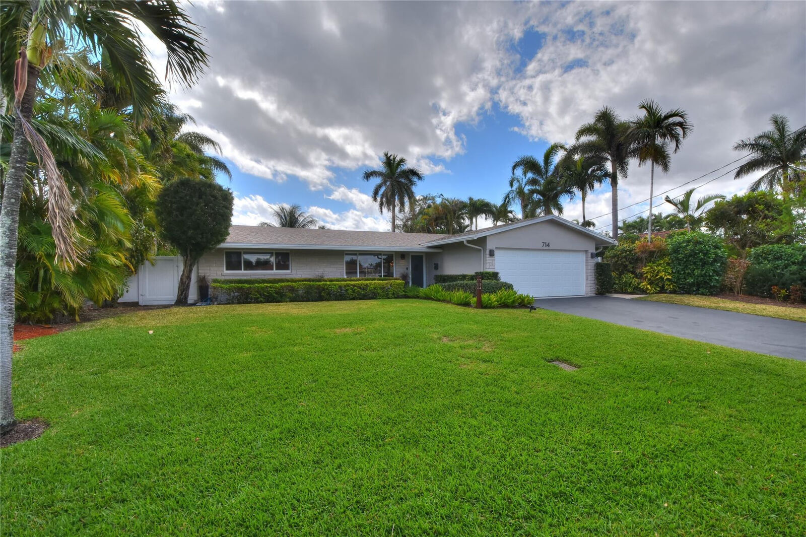 Property Photo:  714 SE 7th Avenue  FL 33060 