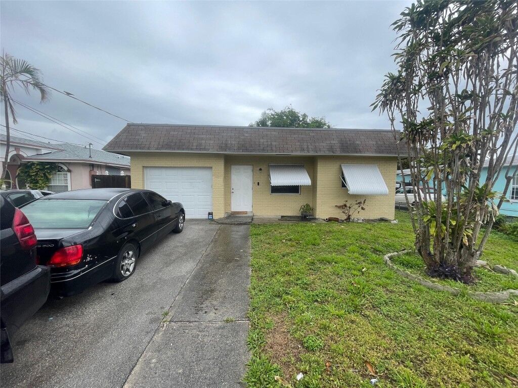 Property Photo:  213 SW 4th Street  FL 33441 