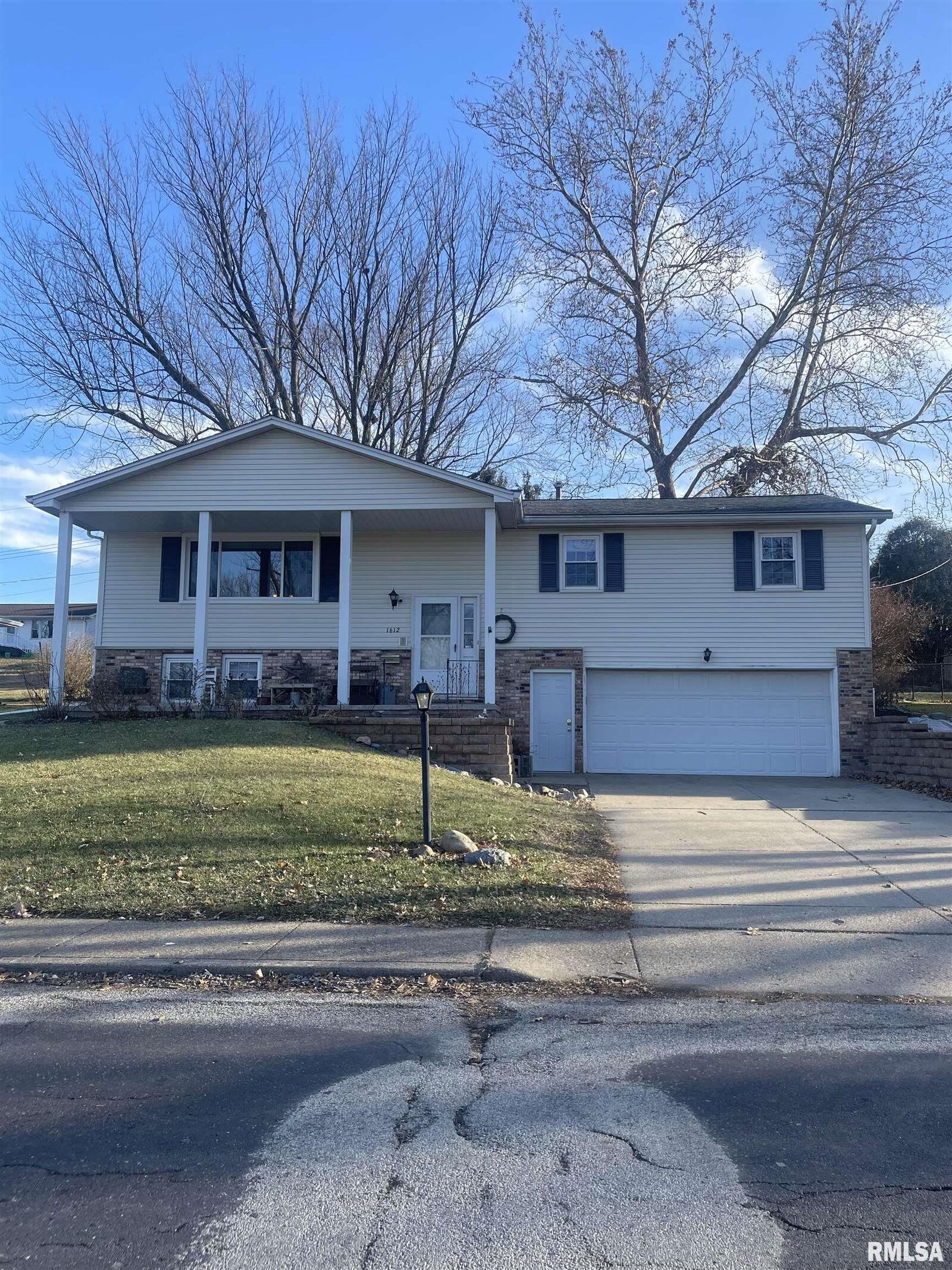 Property Photo:  1612 W Teton Drive  IL 61614 