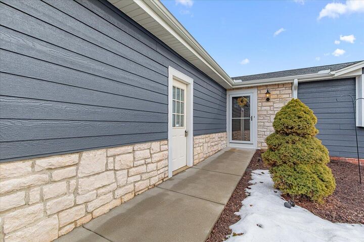 Property Photo:  7744 Tomahawk Dr  WI 53090 