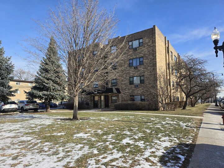 Property Photo:  6400 N Ridge Boulevard 404  IL 60626 
