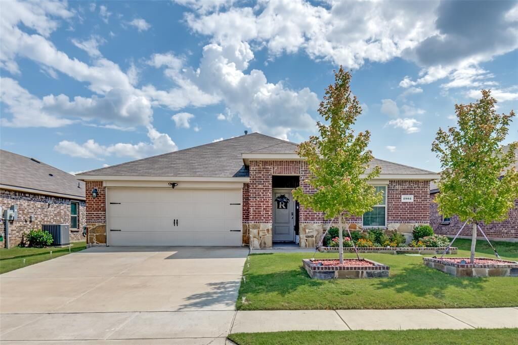 Property Photo: 2952 Roper Street TX 75189