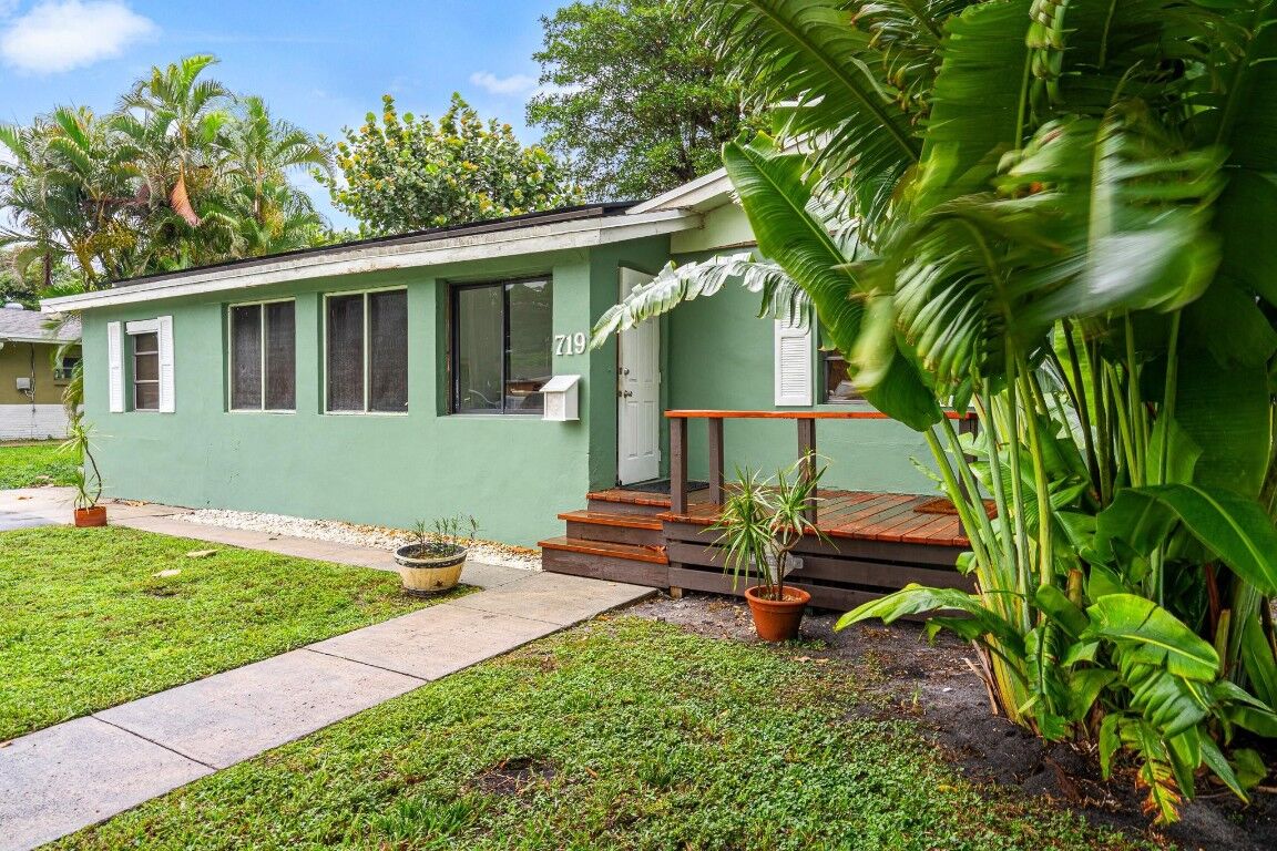 Property Photo:  719 NE 36th Street  FL 33334 