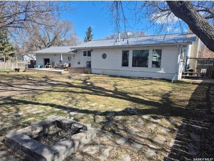 Property Photo:  212 4th Avenue E  SK S0G 3R0 