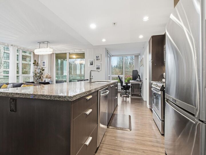 Photo de la propriété:  2232 Douglas Road 405  BC V5C 0G9 