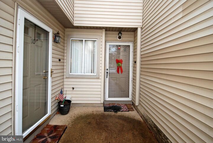 Property Photo:  14 Chatham Court  NJ 08520 