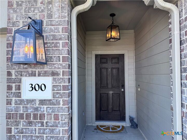 Property Photo:  300 Colthorpe Lane  TX 78634 