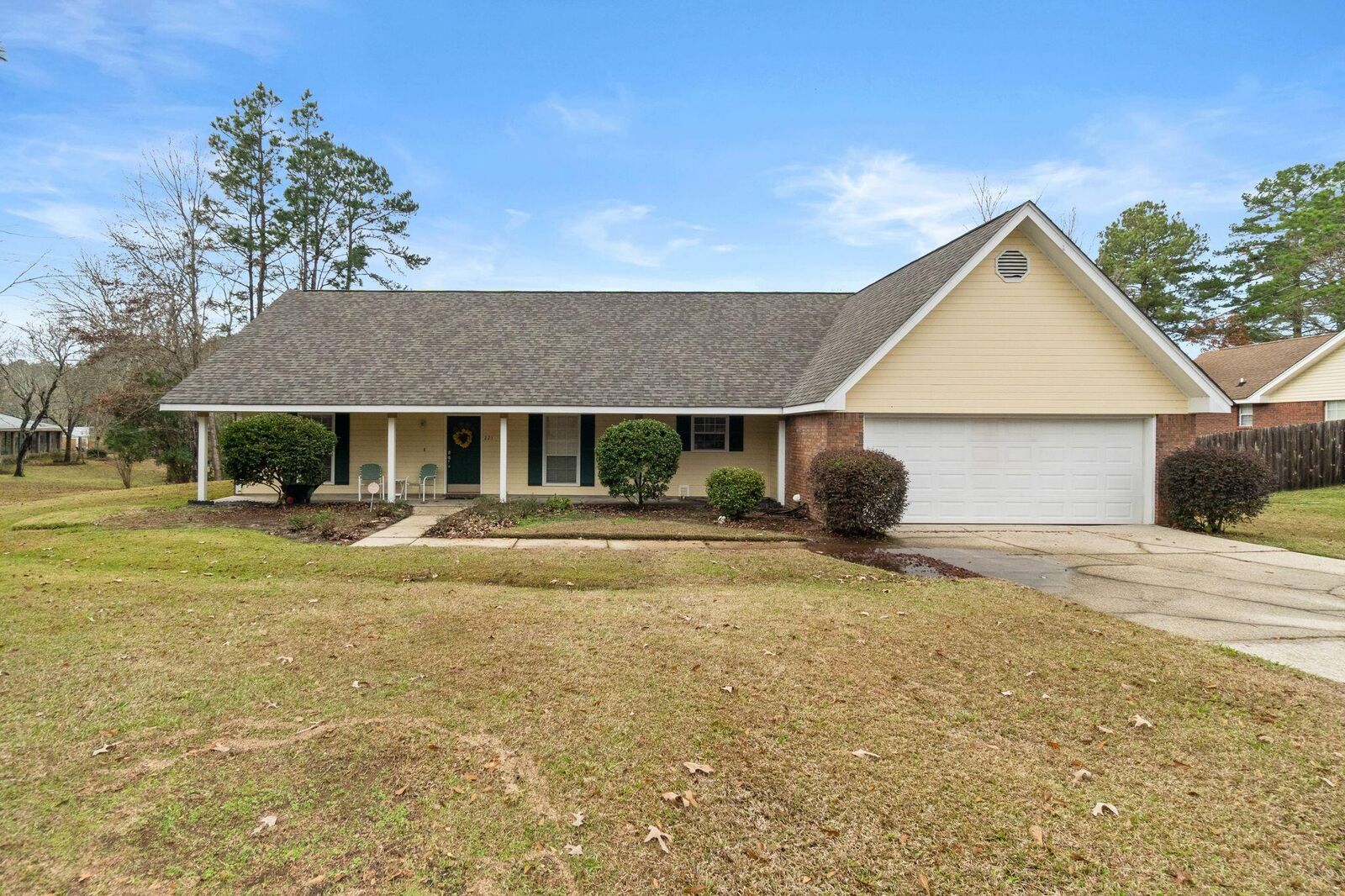 Property Photo: 221 E Lakeside Dr. MS 39402