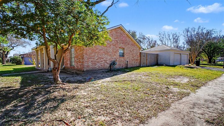 Property Photo:  2102 Round Lake Drive  TX 77077 