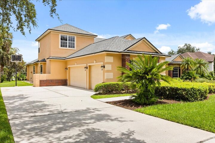 Property Photo: 213 Heatherwood Court FL 32708