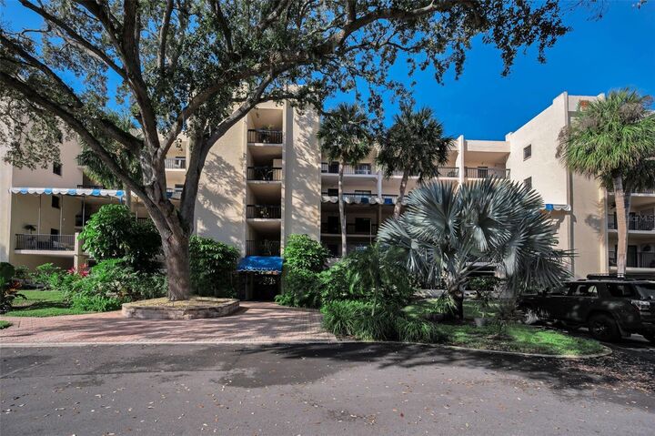 Property Photo:  203 Tarpon Point 203  FL 34689 