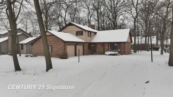 Property Photo:  2765 Clairmount Drive  MI 48603 