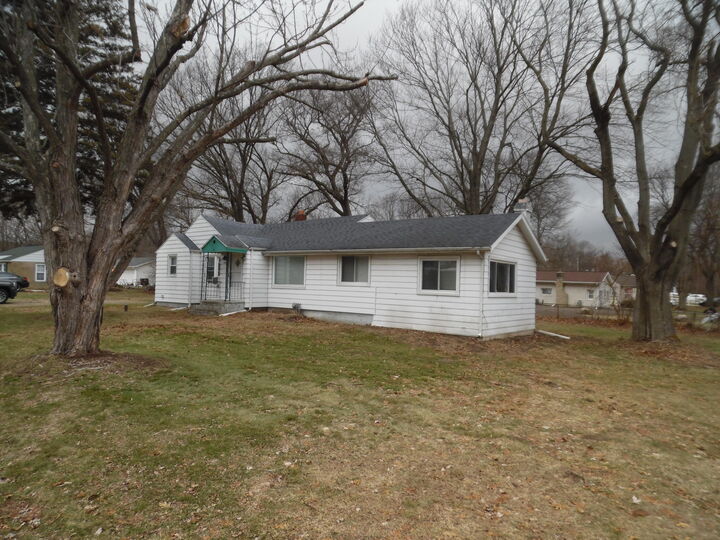 Property Photo: 1802 W Argyle Street MI 49202