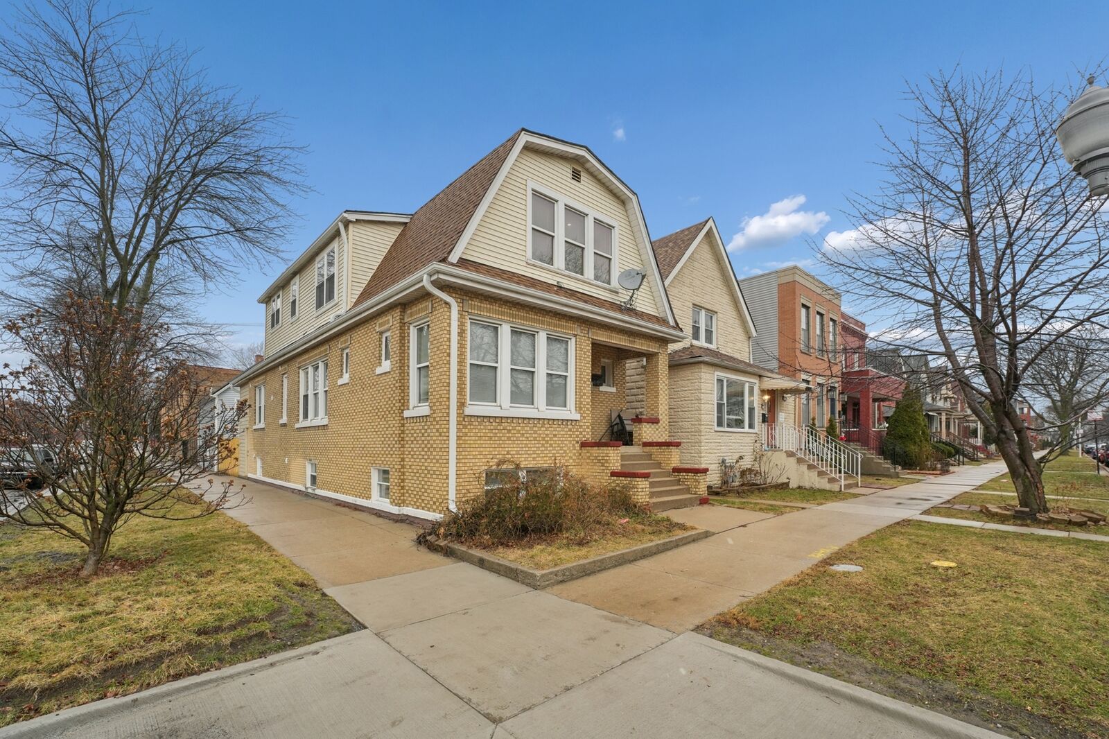 Property Photo: 4954 W Byron Street IL 60641