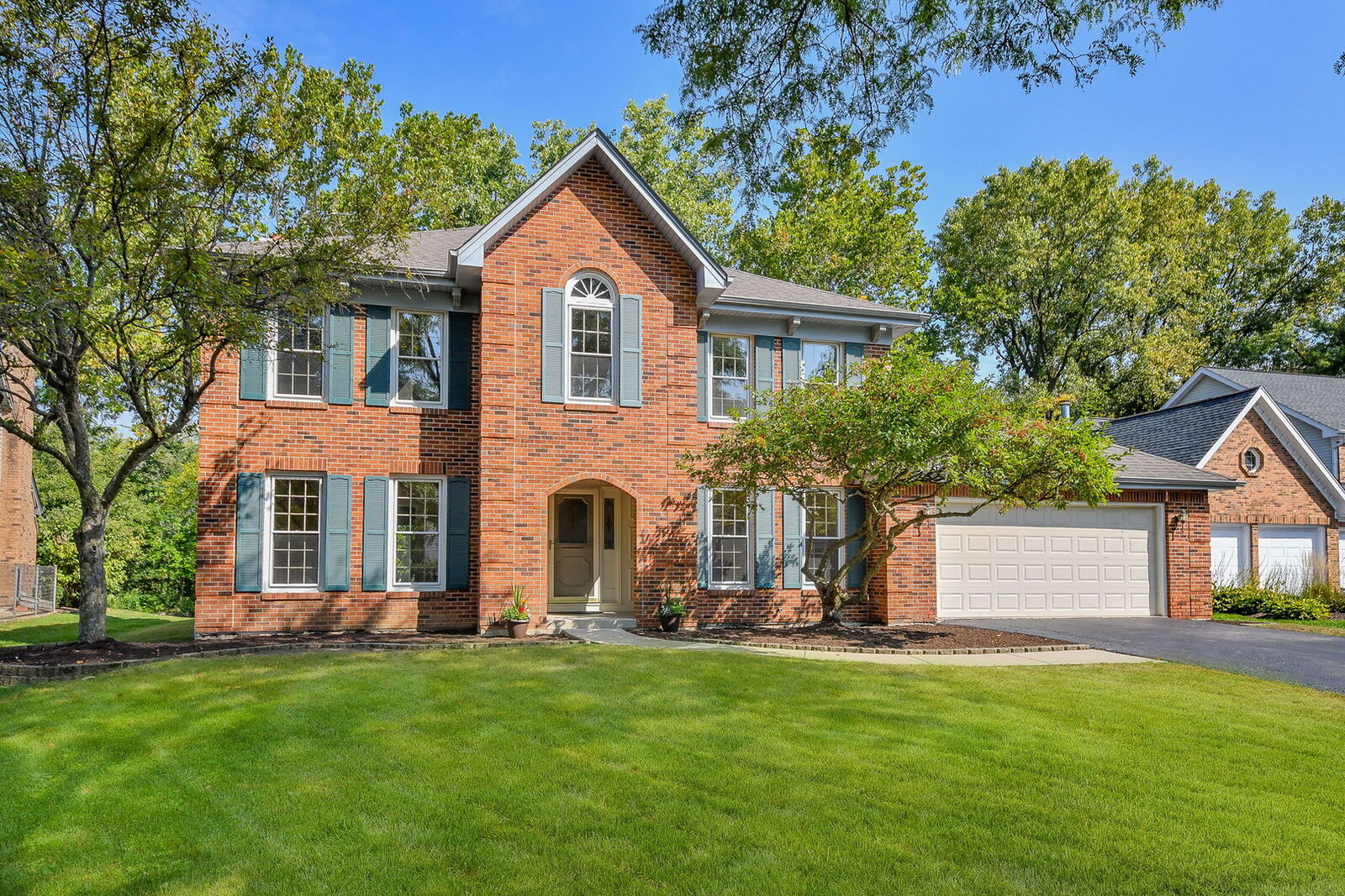 Property Photo: 825 Biltmore Court IL 60563