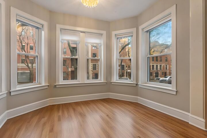 Property Photo:  842 W Agatite Avenue 2E  IL 60640 