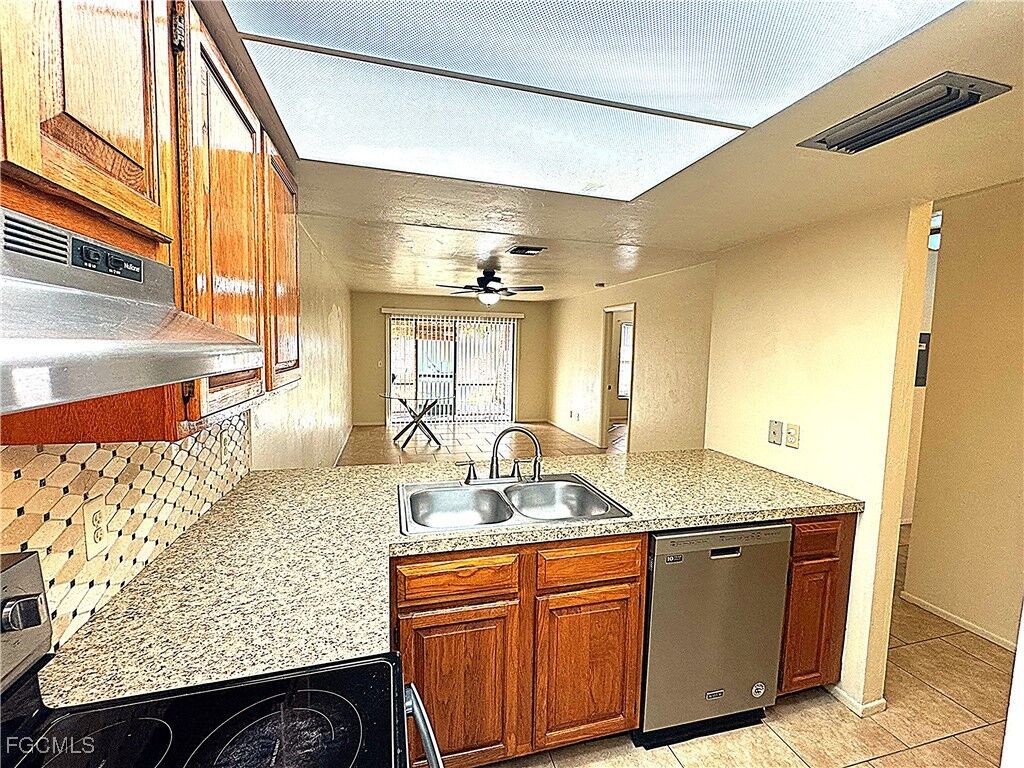 Property Photo:  4407 SW 7th Place 7  FL 33914 