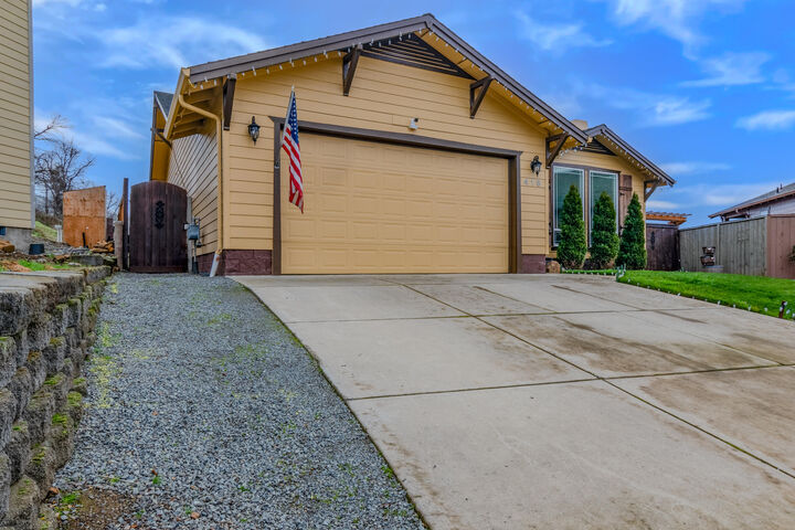 Property Photo:  418 Phoenix Hills Dr  OR 97535 