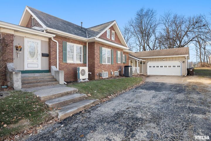 Property Photo:  706 N Main Street  IL 61571 