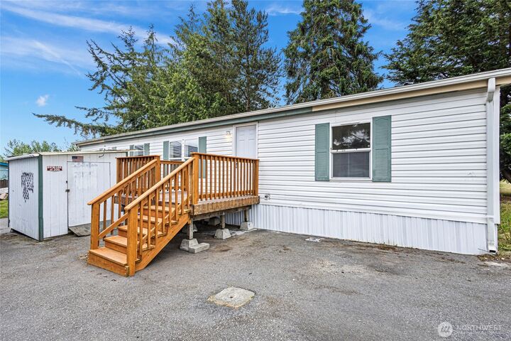 Property Photo:  1320 N Oak Harbor Street 1  WA 98277 