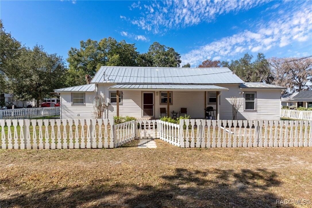 Property Photo:  503 Lake Street  FL 34450 