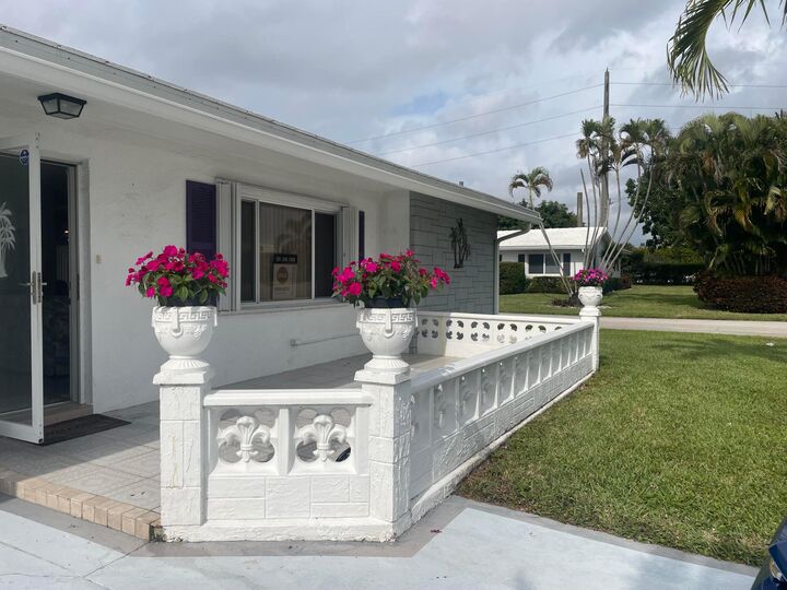 Property Photo:  1601 SW 18th Street  FL 33426 