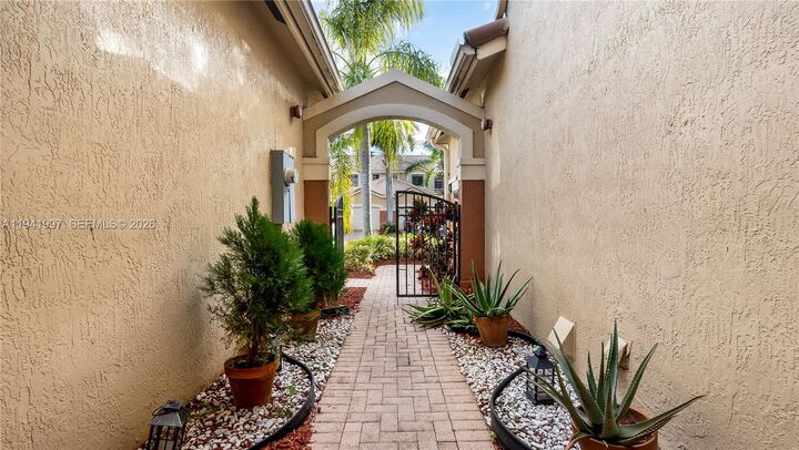 Property Photo:  3889 Tree Top Dr 3889  FL 33332 