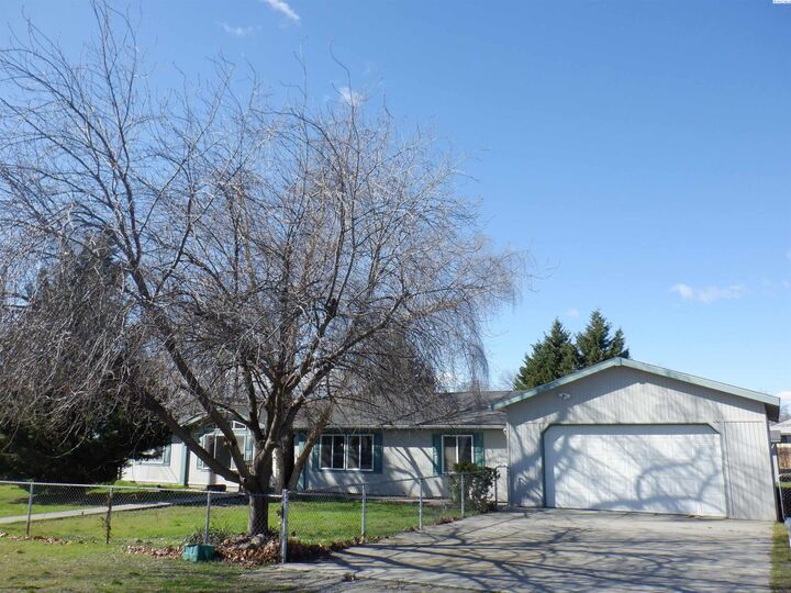 Property Photo:  1224 S 11th Ave  WA 99301 