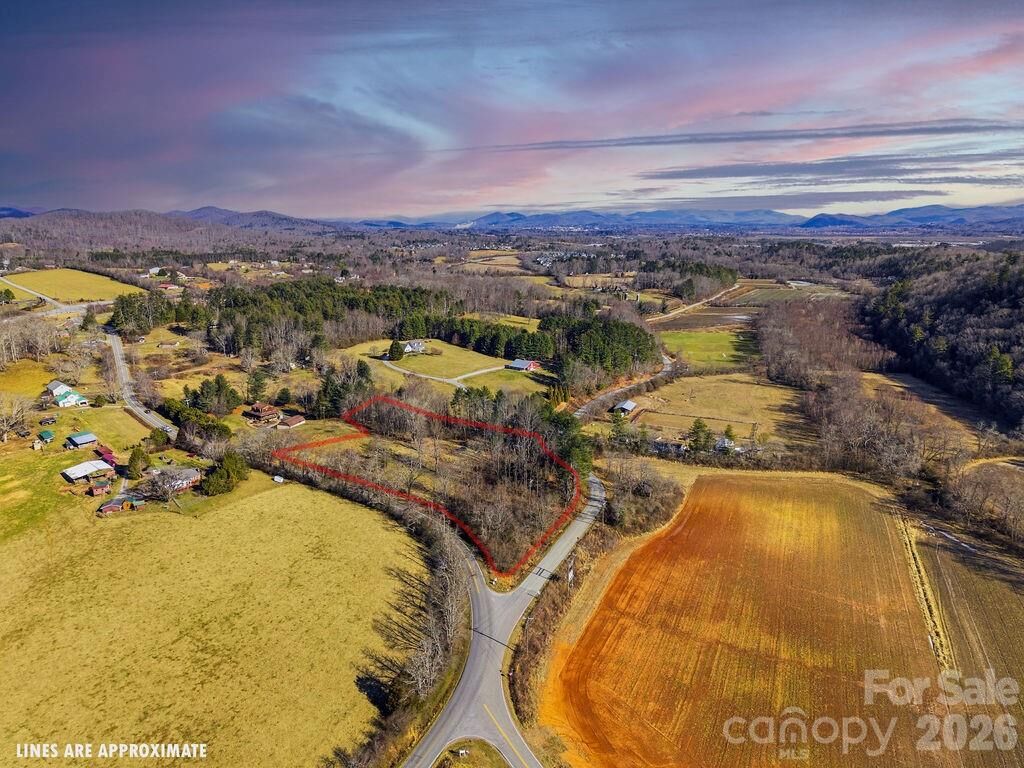 Property Photo:  999 Ray Hill Road  NC 28759 