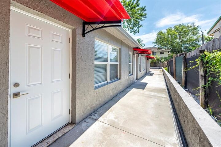 Property Photo:  628 NE 8th Ave 1  FL 33304 