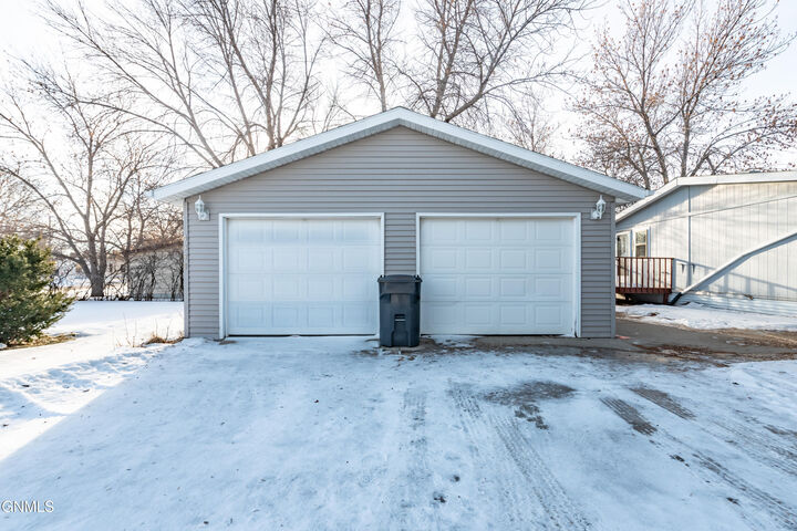 Property Photo:  4337 Drake Drive  ND 58503 