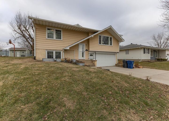 Property Photo:  564 Scenic Dr Drive  IA 52732 