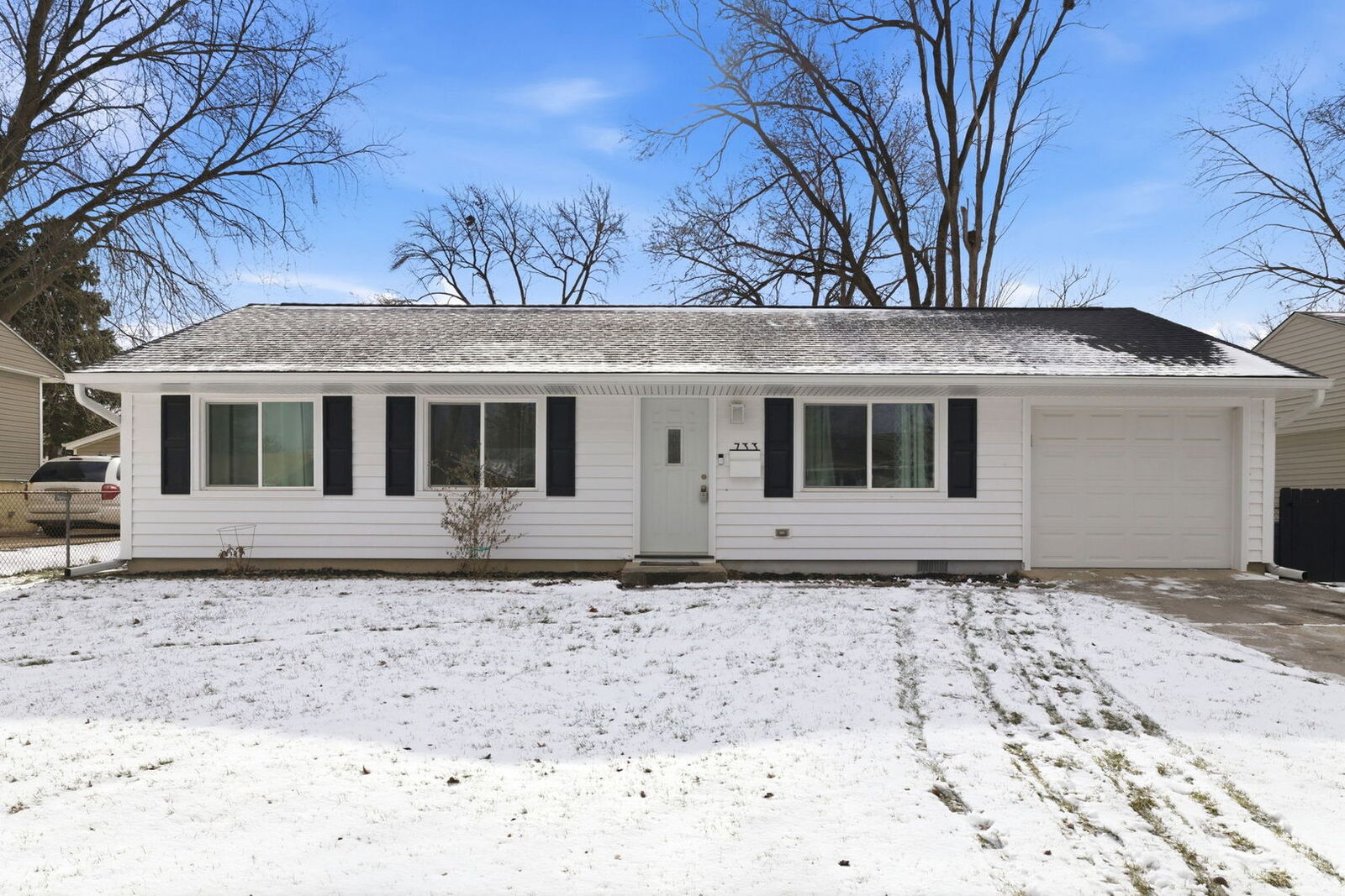 Property Photo:  733 Oriole Drive  IL 60107 