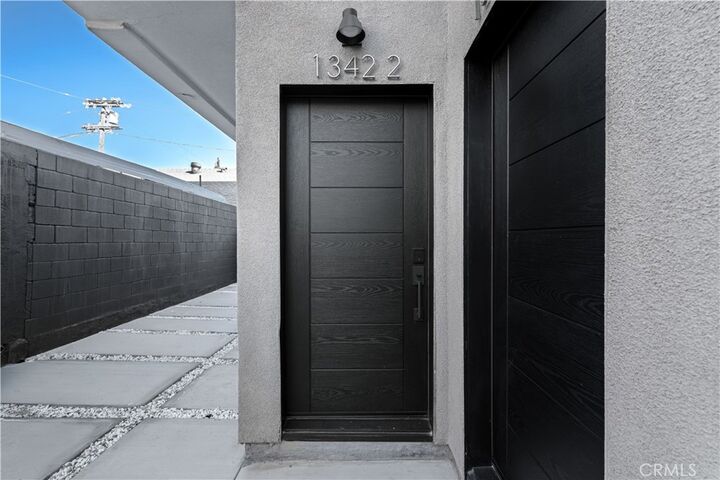 Property Photo:  1342 Kingsley 2  CA 90027 