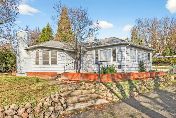 Property Photo:  2137 E Jackson Street  OR 97504 