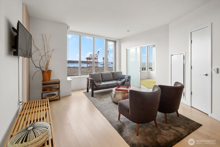 Property Photo:  590  1st Avenue S 901  WA 98104 