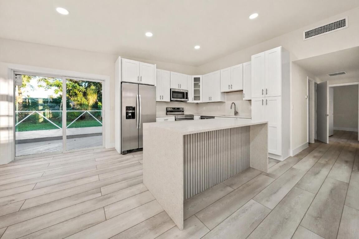 Property Photo:  6934 Tradewind Way  FL 33462 