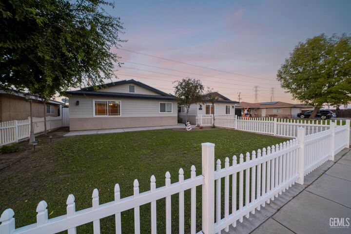 Property Photo:  10512 Dee Dee Avenue  CA 93312 
