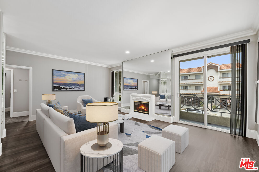 Property Photo:  1516 Hi Point St  CA 90035 