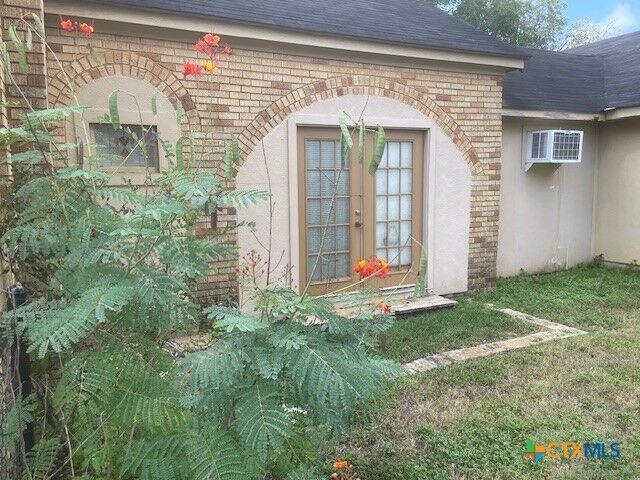 Property Photo:  613 E Broadway Street 5  TX 77954 