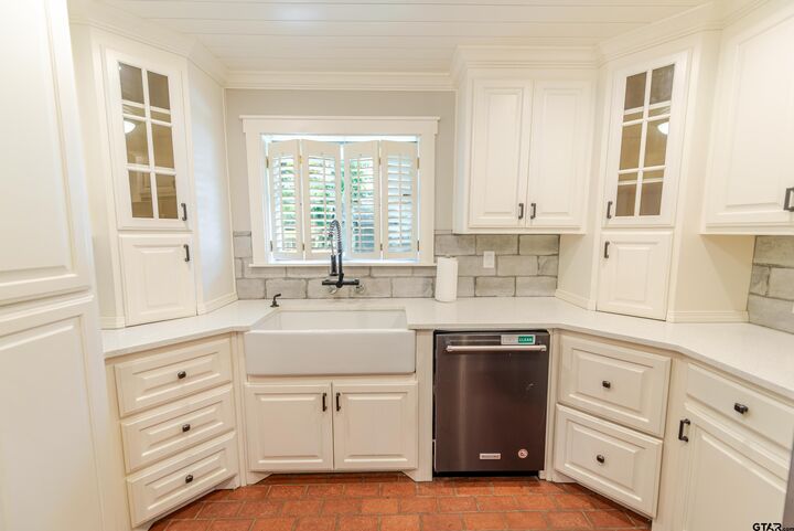 Property Photo:  1010 S Williams Ave.  TX 75455 