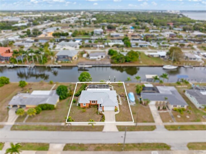 Property Photo:  125 Baldwin Court SE  FL 33952 