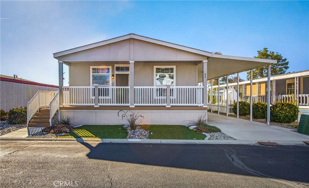 Property Photo:  1300 W Menlo Avenue 94  CA 92543 