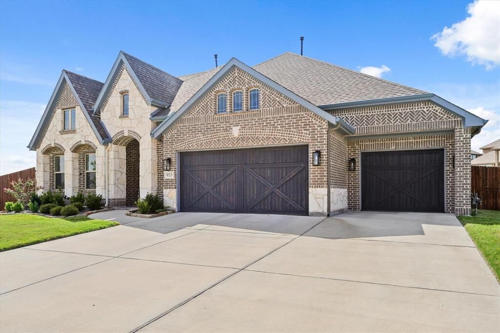 Property Photo: 933 Homestead Drive TX 75115