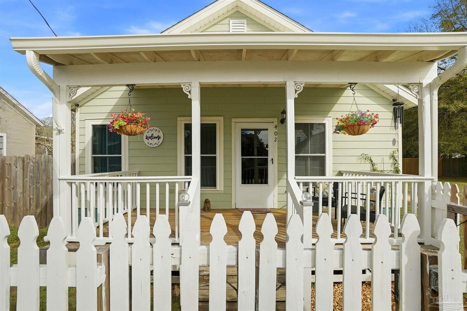 Property Photo:  402 Front St  FL 32535 